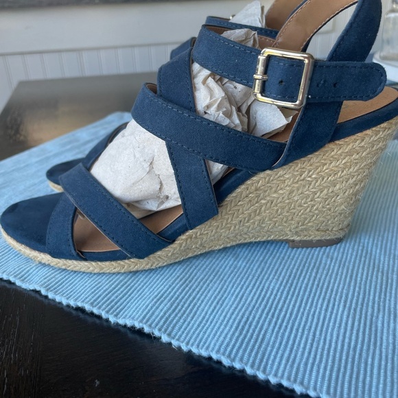 Chic Navy Blue Dolce Vita Wedge Sandals in size 8 - Picture 4 of 8